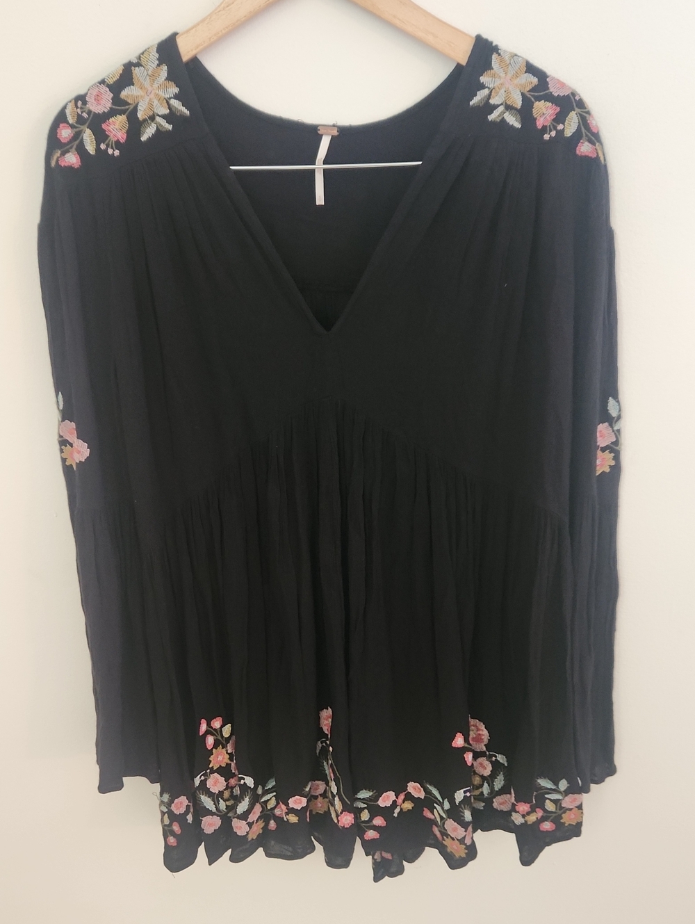 Free People Boho Black Embroidered V-Neck Tunic Dress Flutter Sleeves Small - Picture 3 of 9